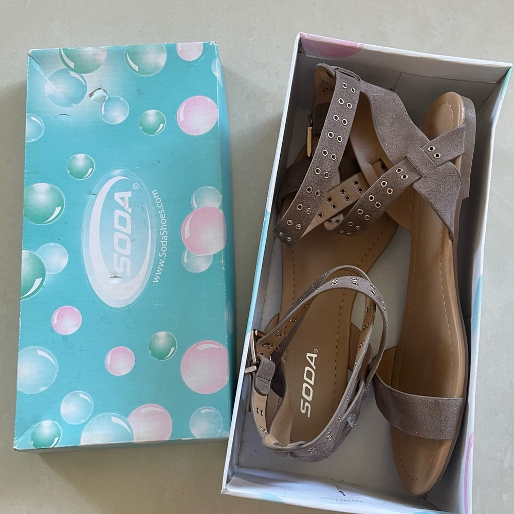 Soda Taupe Crisscross Ankle-Strap Stud Sandals Sz 9